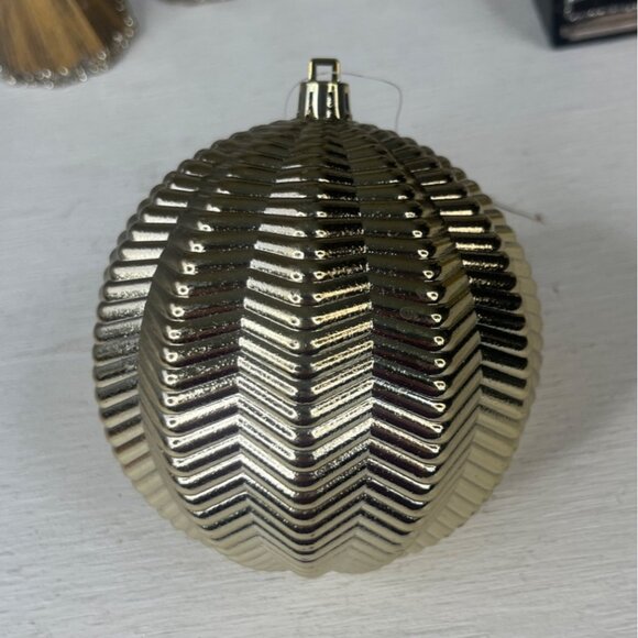 Set Of 7 Holiday Style Christmas Ornaments - Picture 3 of 11